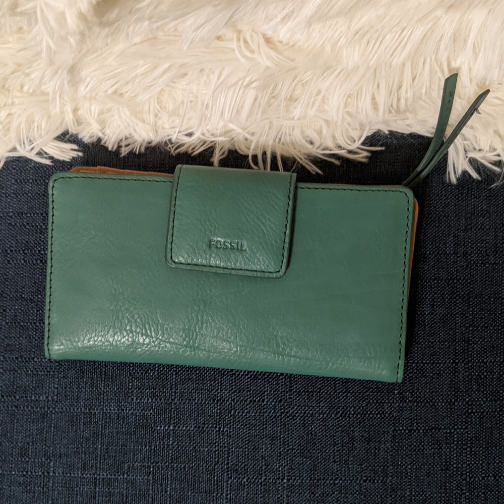 Like New Fossil Green Wallet